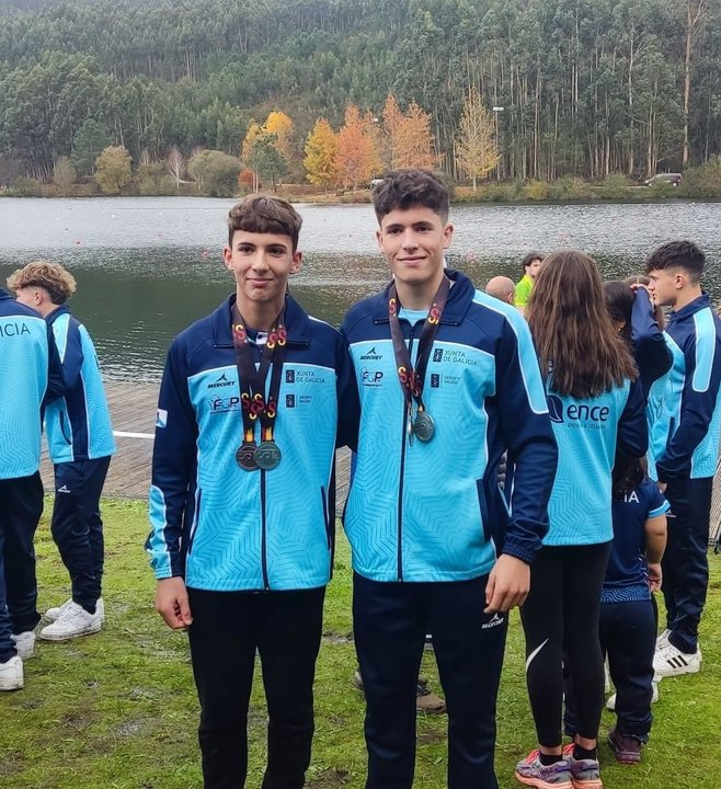 Los palista ourensanos Aarón Viso y Lucas Chao lucen las medallas que obtuieron a nivel individual y por equipos en el Nacional