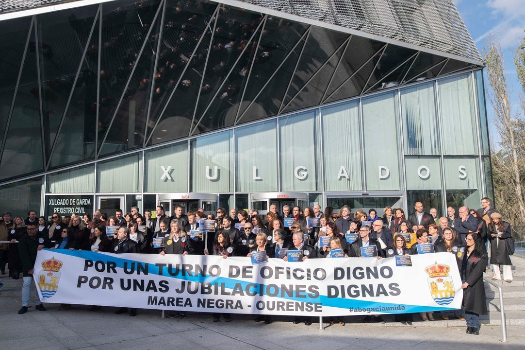 Huelga de abogados en el juzgado de Ourense

(Foto: Martiño Pinal).