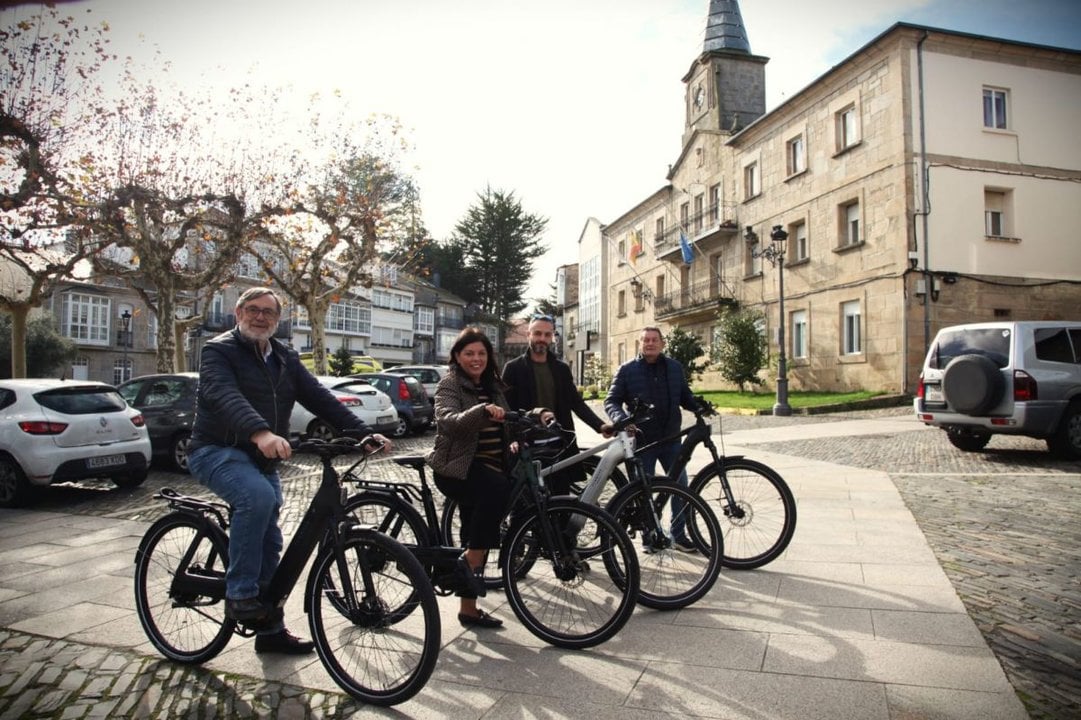Miembros del equipo de gobierno con las nuevas bicicleta eléctricas.