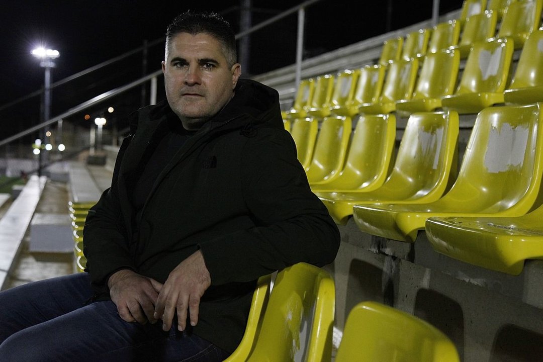 El presidente del Ourense CF, Camilo Díaz, sentado en las gradas del campo de fútbol de Oira.