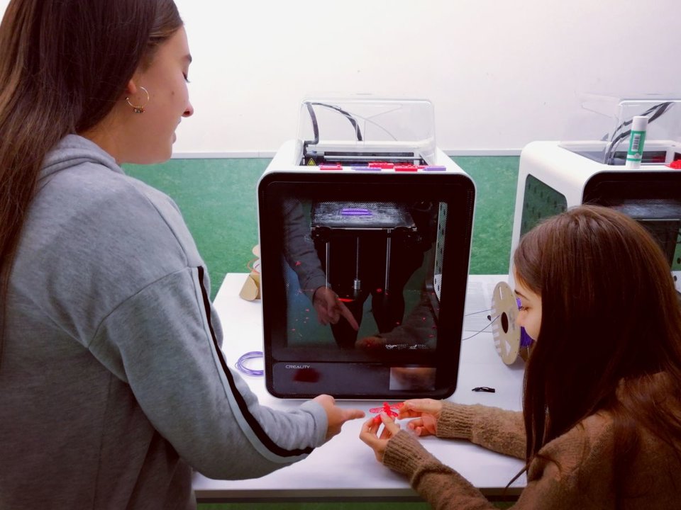 Dos alumnas del José García García, en el taller de impresión 3D