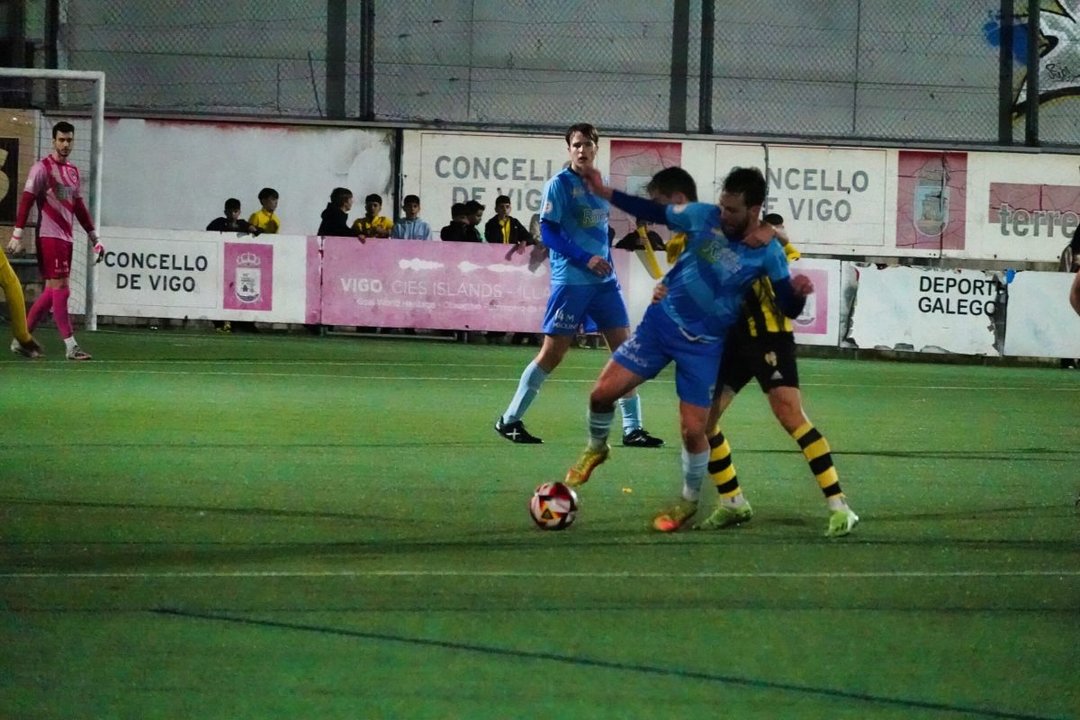 El jugador del equipo azulón Juanma Justo protege la bola en el duelo ante el Rápido de Bouzas