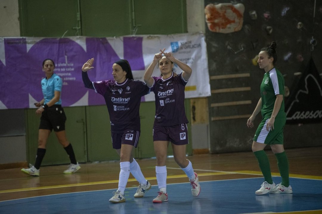 Sara Moreno y Vero celebran el segundo gol local. Foto: Óscar Pinal