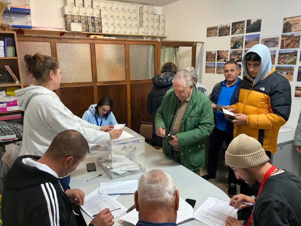 Los vecinos acuden a votar en Castro Caldelas