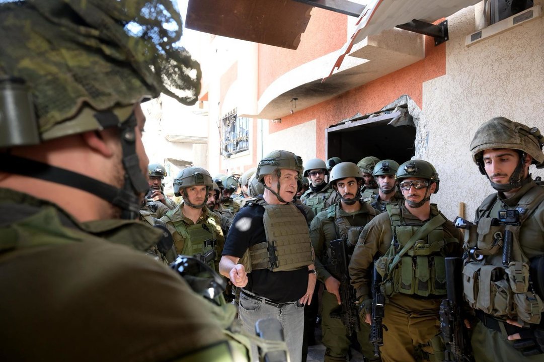 El primer ministro israelí, Benjamin Netanyahu, se reúne con tropas israelíes durante una visita a la Franja de Gaza en el tercer día de la tregua entre Israel y Hamás. Foto: EP.