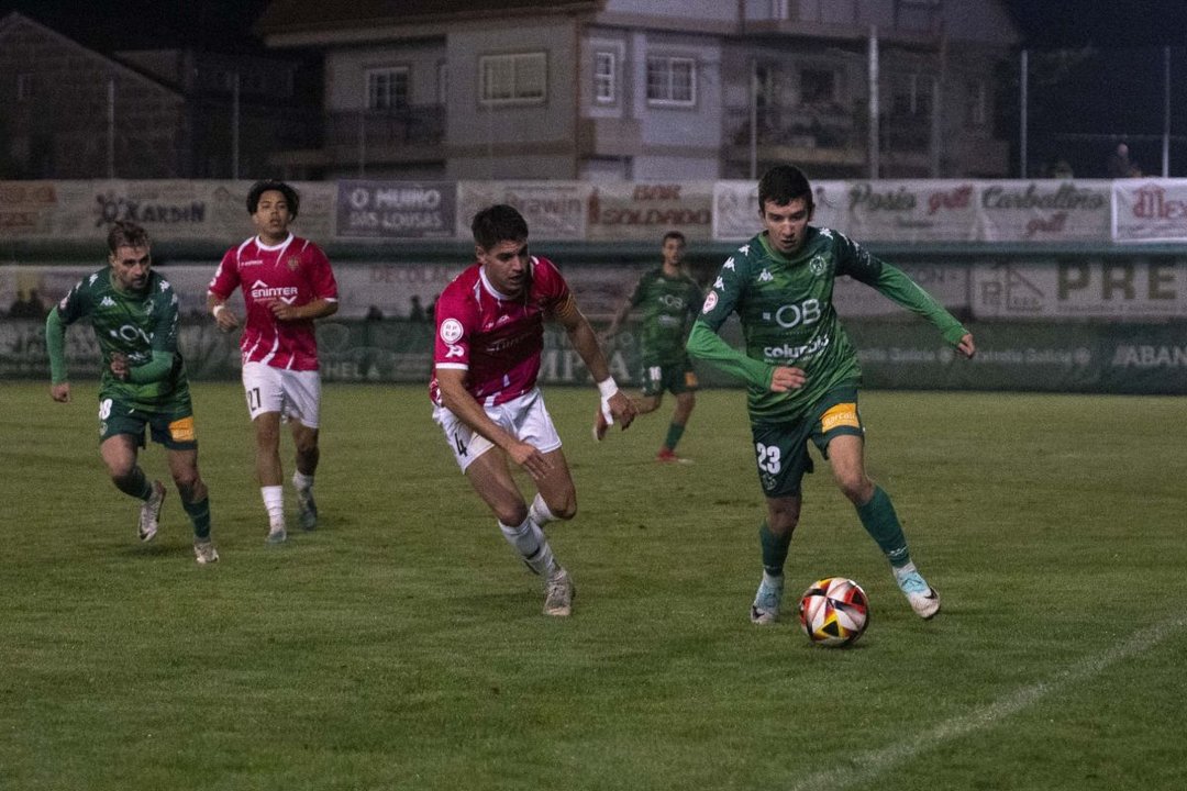 El delantero verde Luis Chacón conduce la pelota durante un partido celebrado en Espiñedo. Foto: M. Pinal