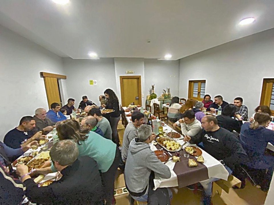 Asistentes durante la cena en el local de Vive Vilariño.