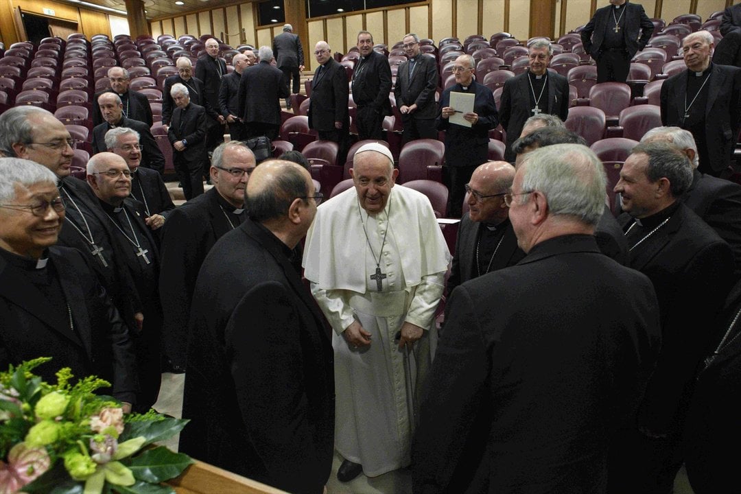 El Papa Francisco junto a los Obispos españoles en el Vaticano. Foto: EuropaPress.