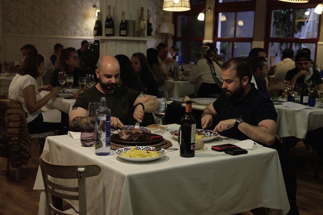 Dos personas comparten cena en un restaurante