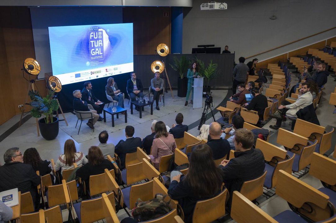 El Campus de Ourense inauguró ayer Futurgal Summit 2023, una cita en la que participarán hasta el próximo lunes medio centenar de expertos en innovación y emprendimiento. El sector TIC, precisamente, inauguró ayer una de las las mesas redondas, con un debate sobre el rural y la tecnología. El objetivo es impulsar las economías locales.