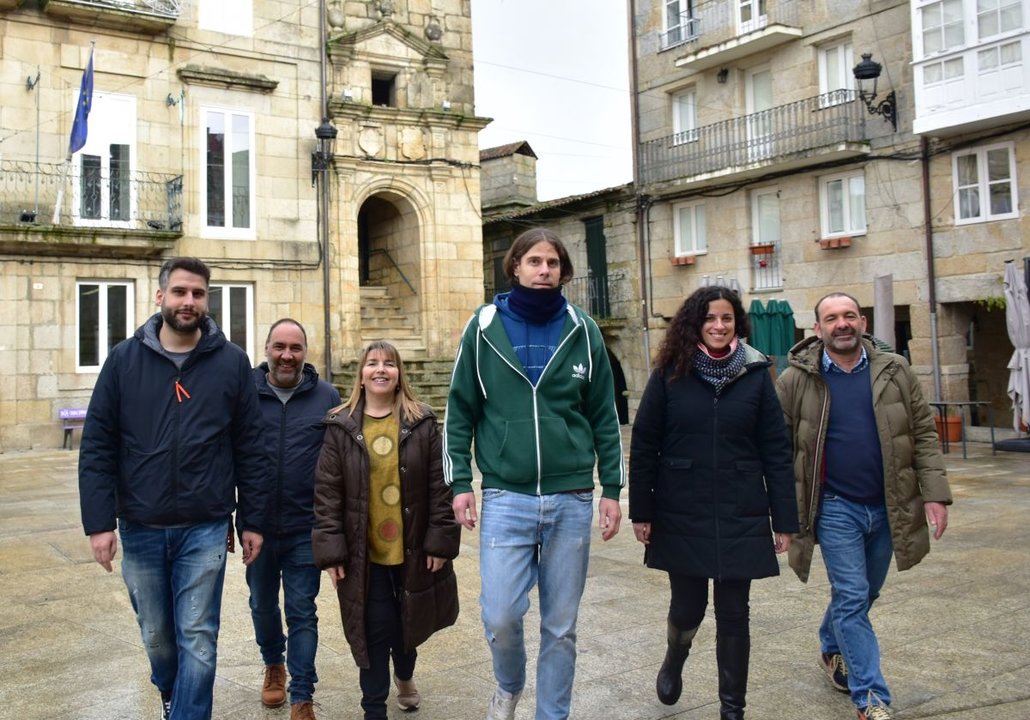 Noa Presas -segunda pola dereita- con concelleiros e militantes do BNG na comarca do Ribeiro
