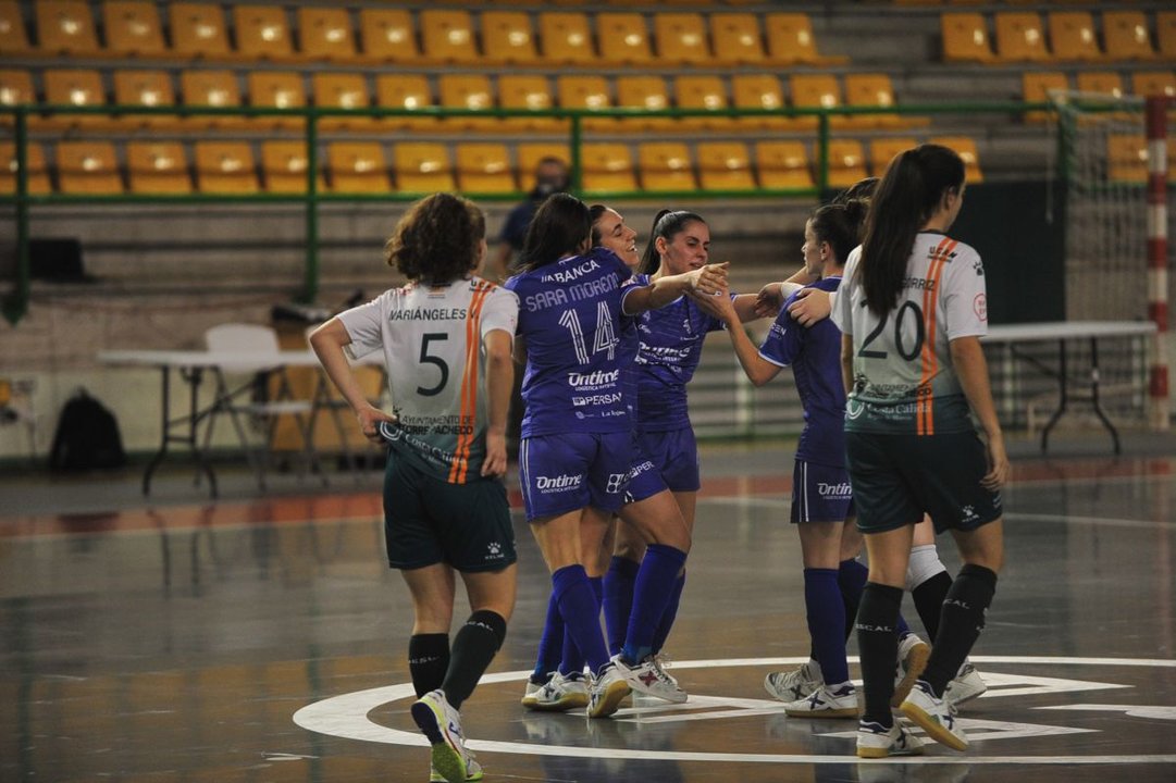 Las jugadoras del Ourense Ontime celebran uno de los goles en la victoria ante el Roldán (Jose Paz).