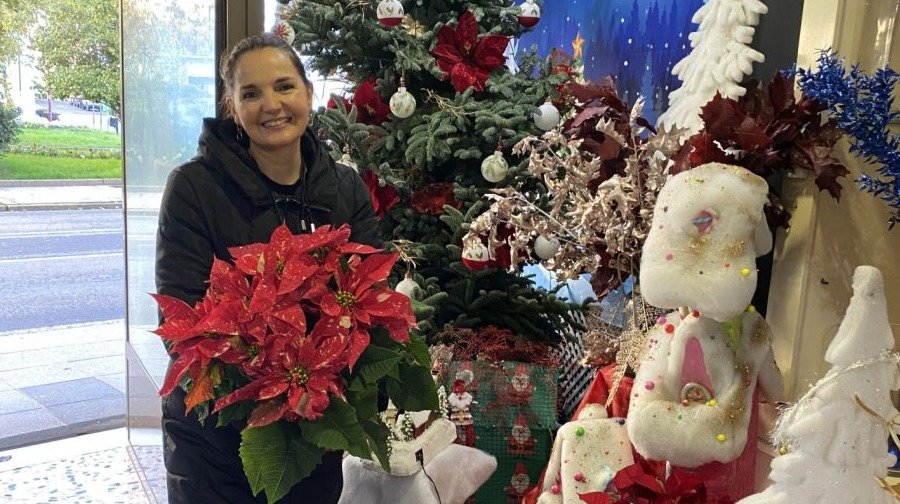 Estela Vega, en su floristería en O Barco, entre flores y adornos navideños.