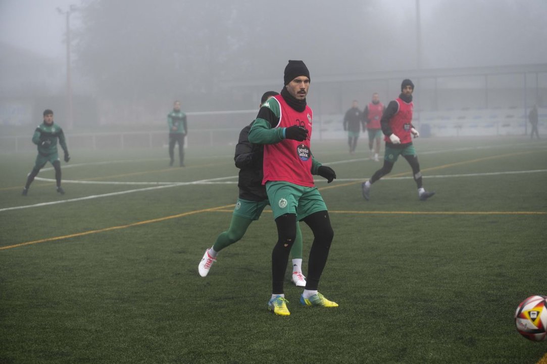 El centrocampista Álex Fernández durante el entreno del equipo ayer en Salamonde.