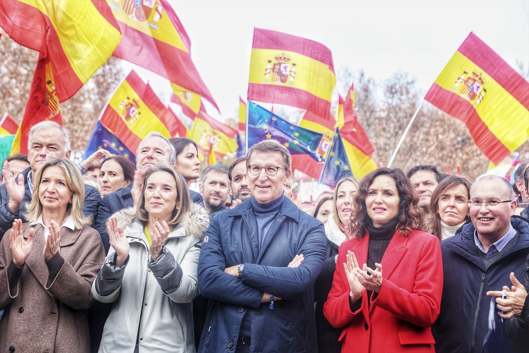 Cuca Gamarra, Alberto Núñez Feijóo e Isabel Díaz Ayuso, a la cabeza de la manifestación (EP).