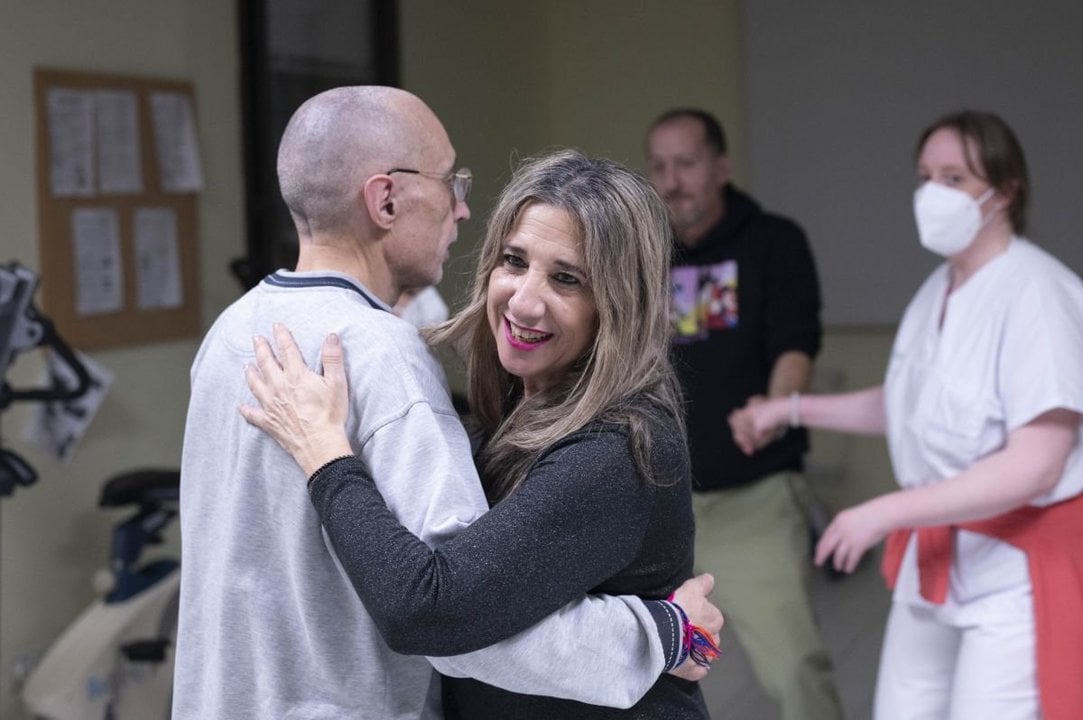Geli Rodríguez baila con uno de los pacientes de Piñor, ayer, en la actividad de danza.