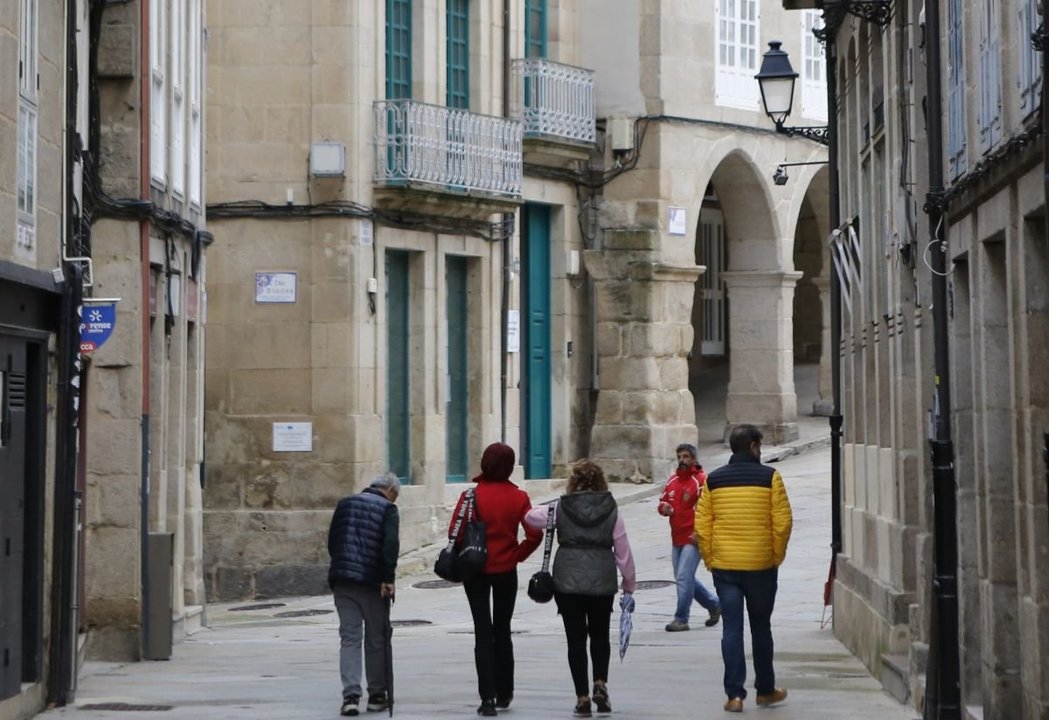 Un grupo de turistas pasea por el casco antiguo de la ciudad.