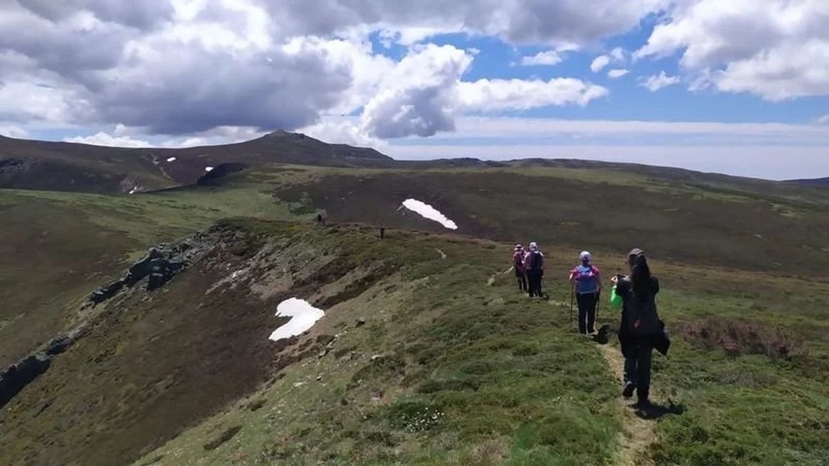 Un grupo de montañistas recorre las cumbres del macizo de Trevinca.