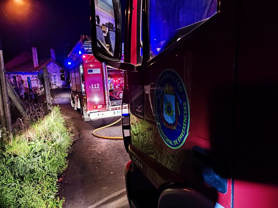 Incendio en una casa de Carballiño (Grupo de Emergencias Municipal de Carballiño).