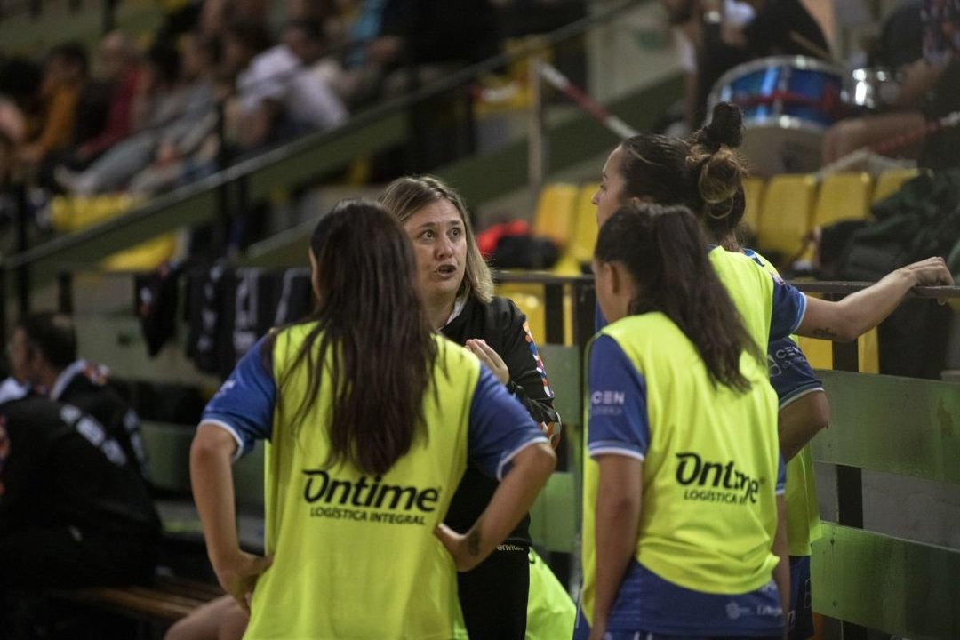 Raquel Mondo, entrenadora del Ontime, da instrucciones a sus jugadoras. Foto: óscar pinal