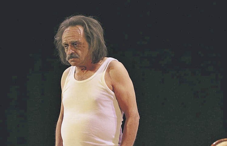 Gabriel Prada interpretando a Albert Einstein en la obra “Almar”