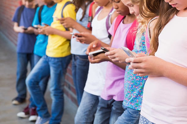 Más de 67.000 firmas para prohibir los móviles a los menores de 16 años