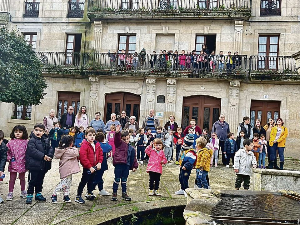 Niños y mayores participantes en la actividad intergeneracional de Maside.