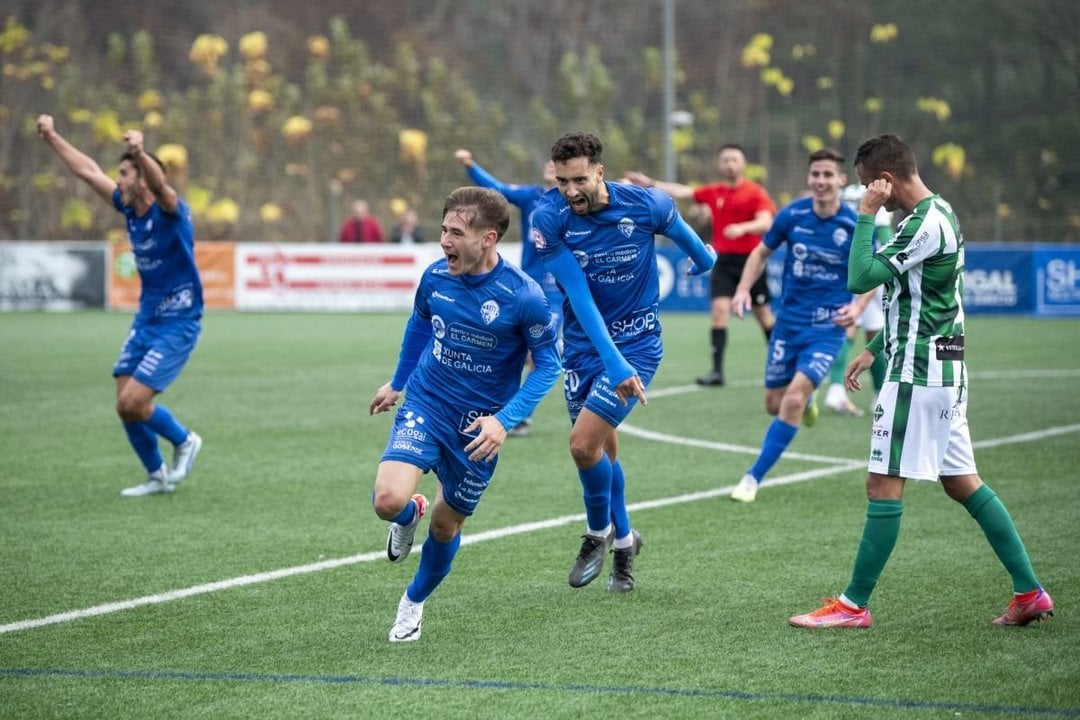 Los jugadores azulones celebran un gol durante un partido en Oira. Foto: Óscar Pinal