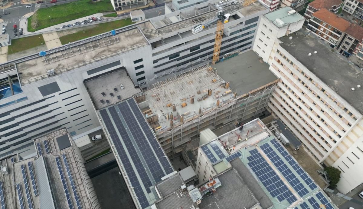 Imagen aérea del Complexo Hospitalario; en el centro, el nuevo edificio, todavía en construcción.