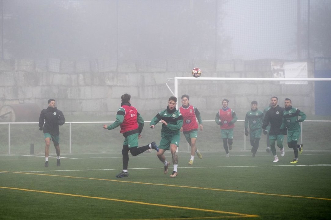 Los jugadores del Arenteiro se ejercitan durante un entrenamiento. Foto: Martiño Pinal