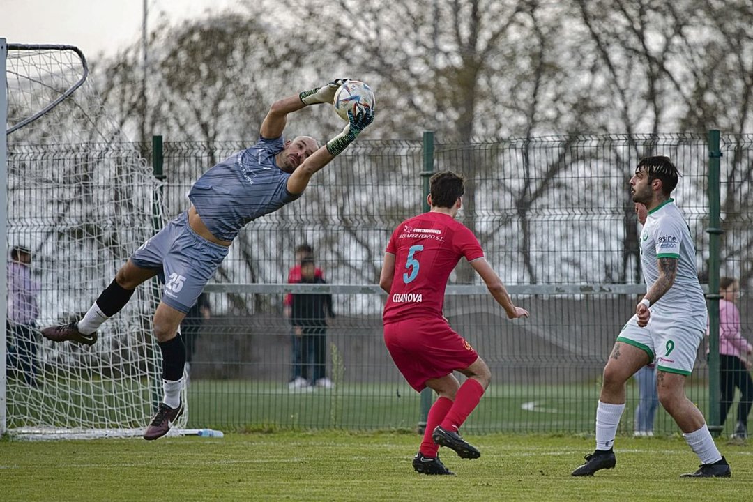 El meta celanovense Dani Suizo, que atrapa el balón ante el Nogueira, es baja por sanción. Foto: Óscar Pinal