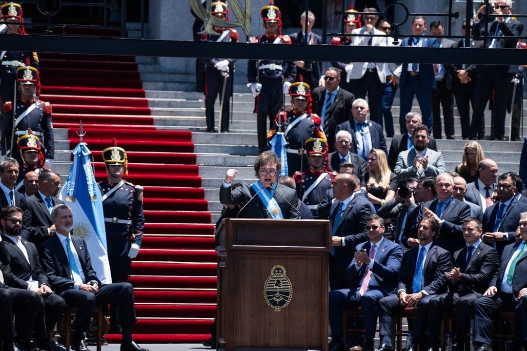 Milei, durante su discurso en la escalinata de la sede del Congreso en Buenos Aires. A su derecha, sentado, el rey Felipe VI.