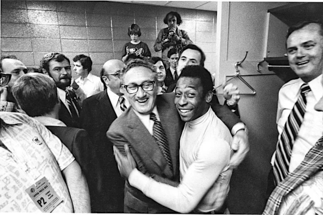 Henry Kissinger abraza a Pelé en su debut con el New York Cosmos, en 1975.