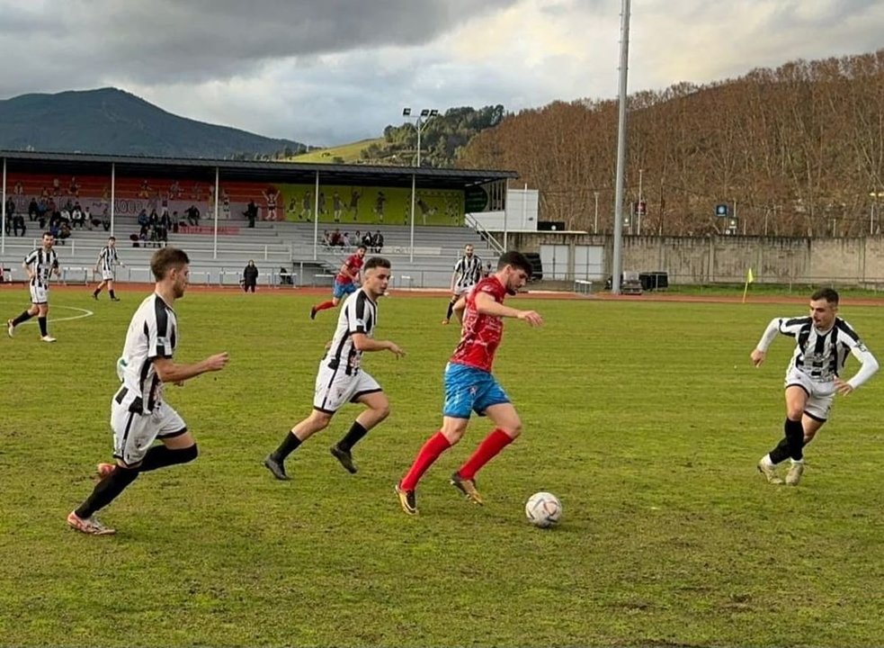 Marcos Vilachá conduce la bola ante la defensa del Antela (Pablo Losada).