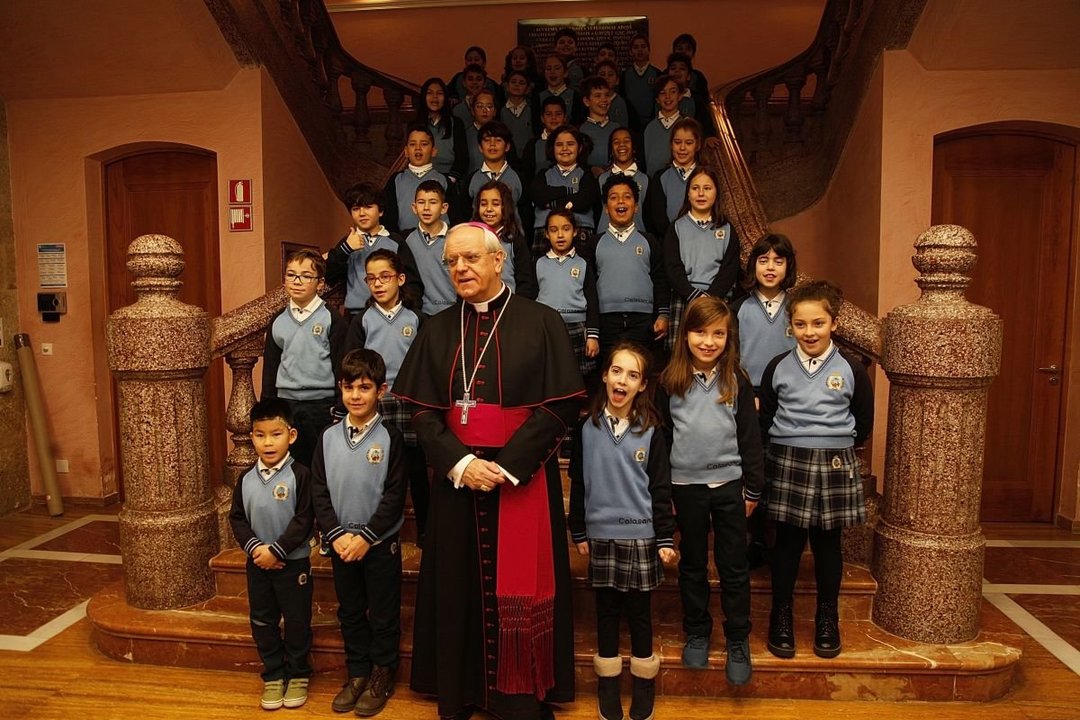 El obispo de Ourense, Leonardo Lemos, posa junto a los alumnos del colegio Santo Ángel.