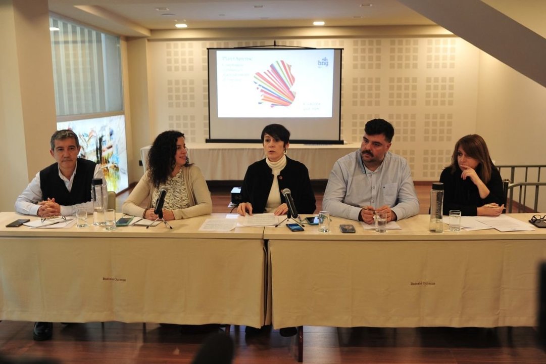 Iago Tabarés, Noa Presas, Ana Pontón, Diego Lourenzo e Cristina Cid.