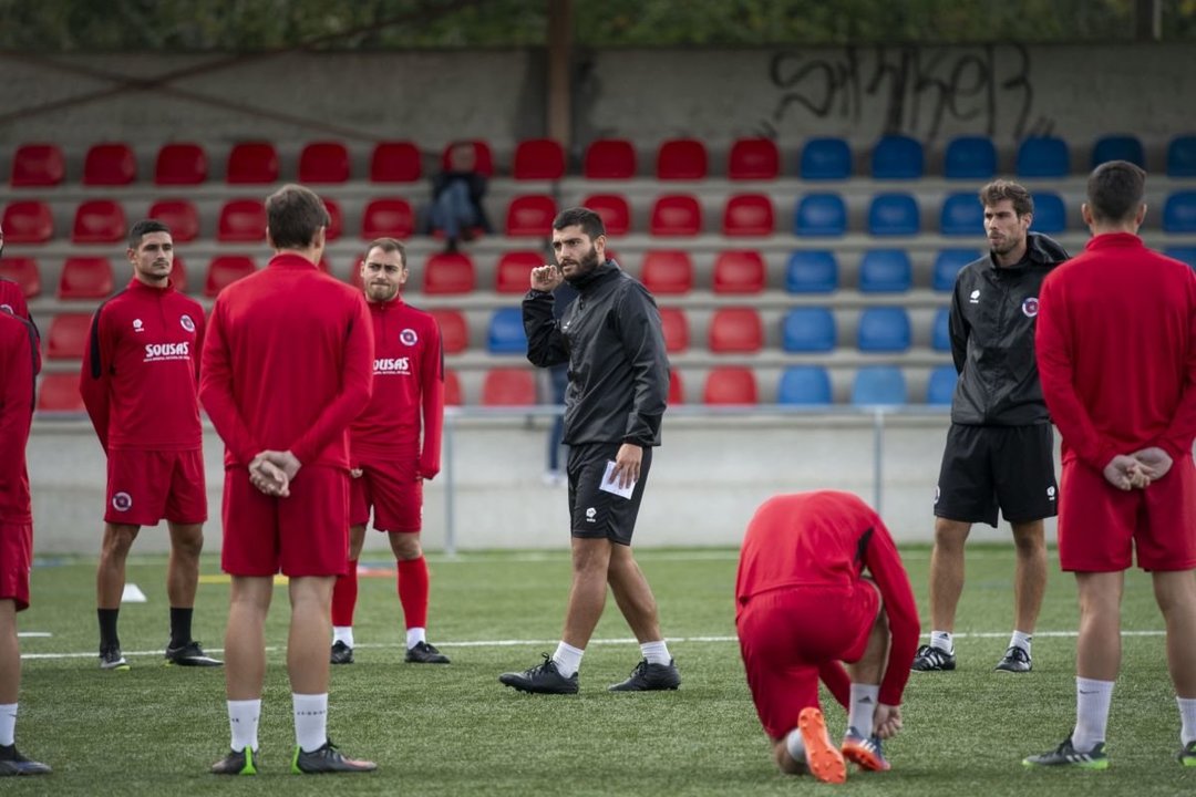 El técnico de la UD Ourense, Jorge de Dios, se dirige a sus jugadores en Albán (Coles). Foto: Óscar Pinal