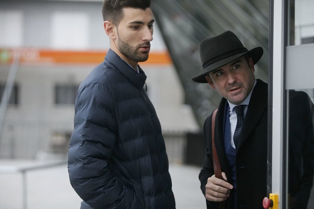 Alvaro López Ratón junto a su abogado, Antonio Gea Penalva, el primer día del juicio