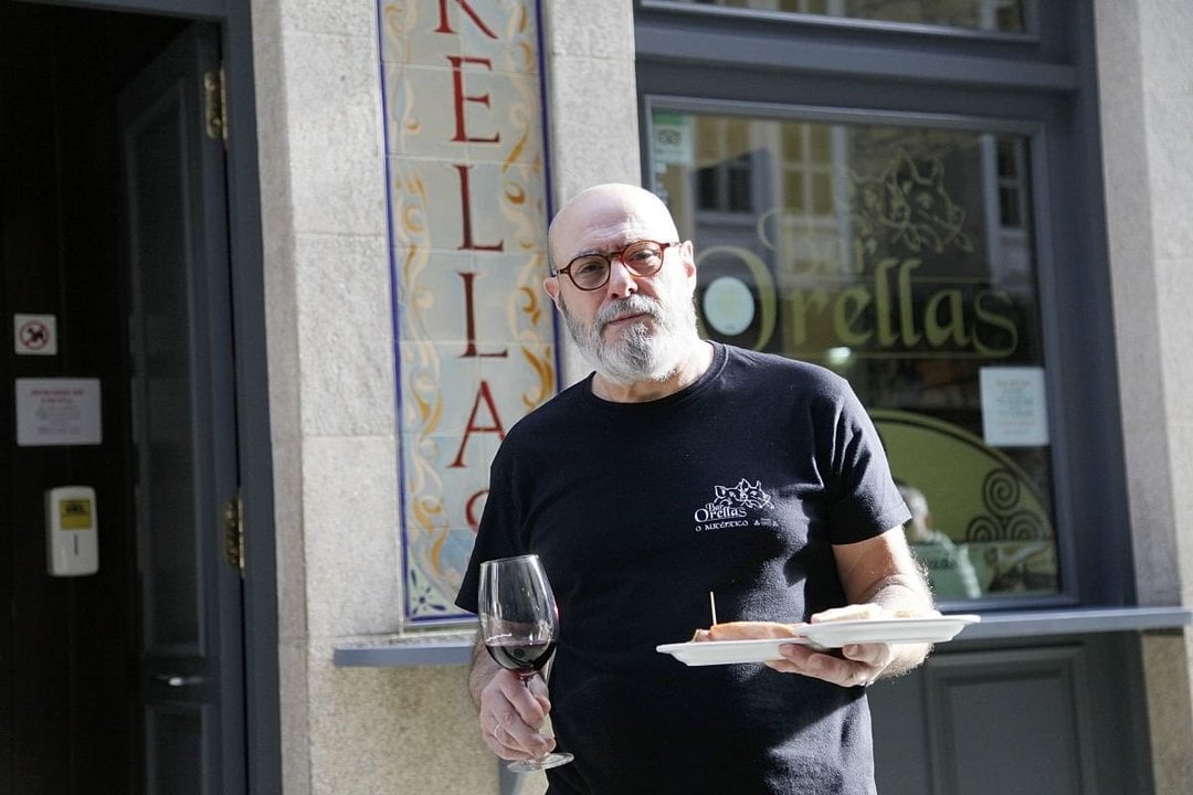 Manuel Iglesias con un vino y unos pinchos a la puerta del Bar Orellas (Foto: Miguel Ángel).