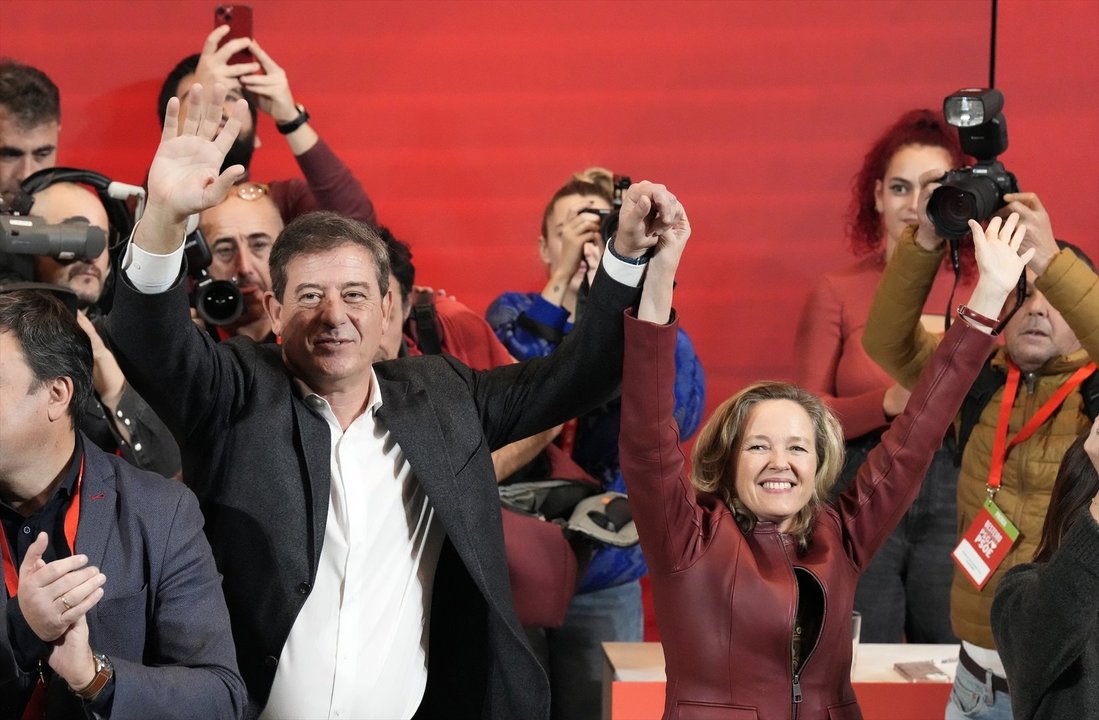 Xosé Ramón Gómez Besteiro y Nadia Calviño, durante la clausura de la Convención Política del PSdeG (Foto: Álvaro Ballesteros/E.P.)