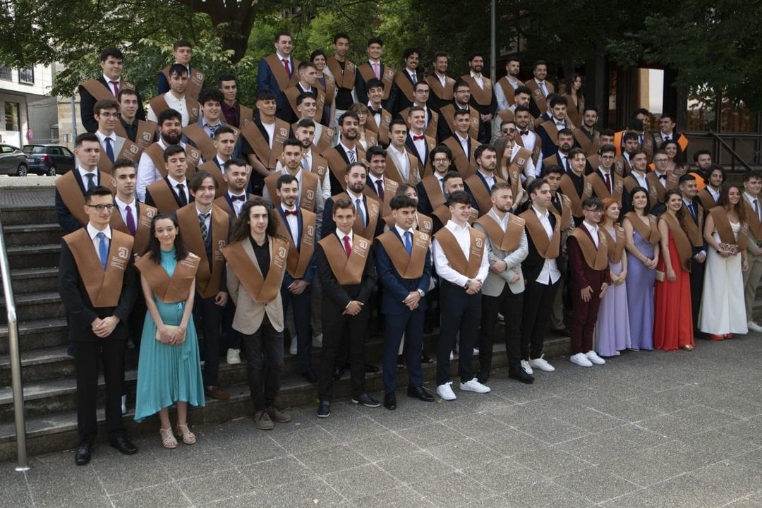Foto de familia de Informática, el pasado mes de junio en el Campus de Ourense.