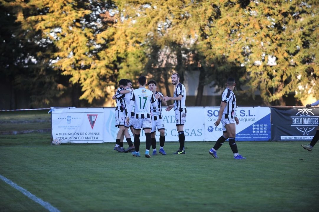 Los jugadores del Antela celebran el gol anotado por Álex Teixeira en el primer tiempo (Foto: José Paz).