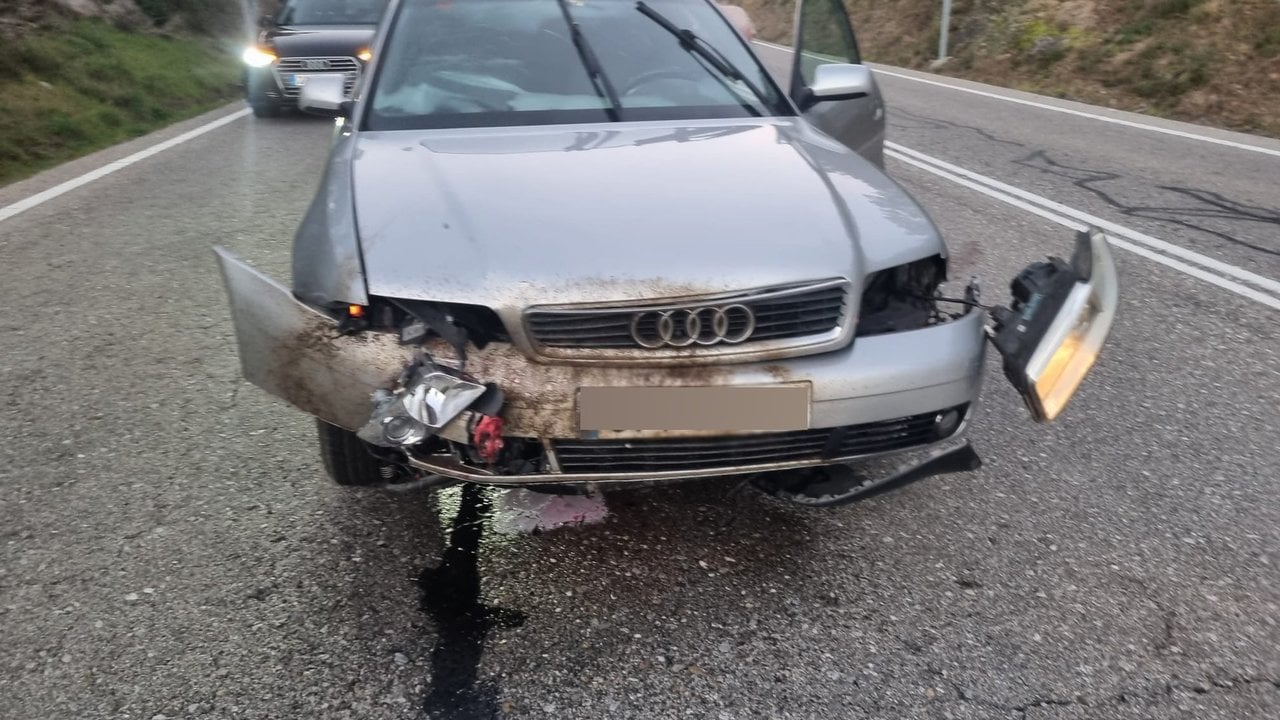 El coche siniestrado ayer en O Bolo tras una colisión con un jabalí. El herido precisó hospitalización. Foto: Protección Civil O Bolo