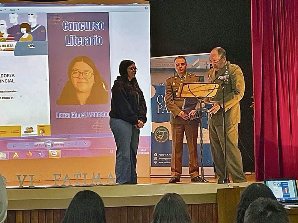 Nerea Gómez recibiendo el premio en el centro educativo