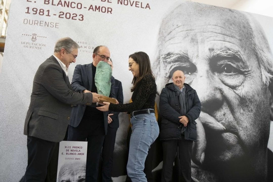 Sara Vila recolle a estatua de Acisclo Manzano de mans de Luis Menor.