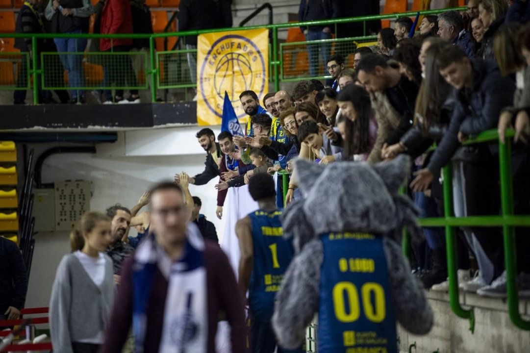 Los jugadores ourensanos saludan a la afición al término del partido ante el Alicante