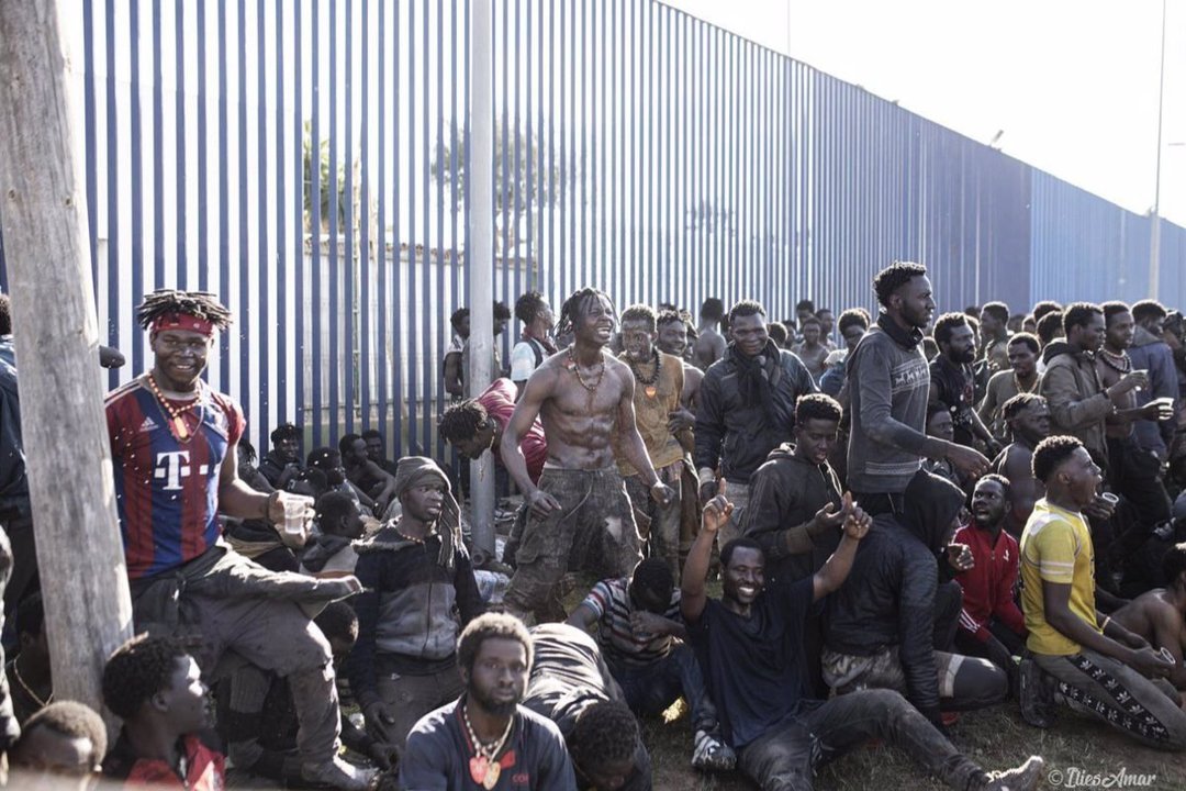 Un grupo de inmigrantes tras saltar la valla de Melilla (EP).
