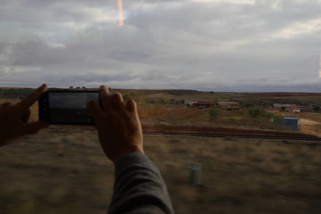 Un viajero saca una foto en el viaje inaugural del AVE, en 2021