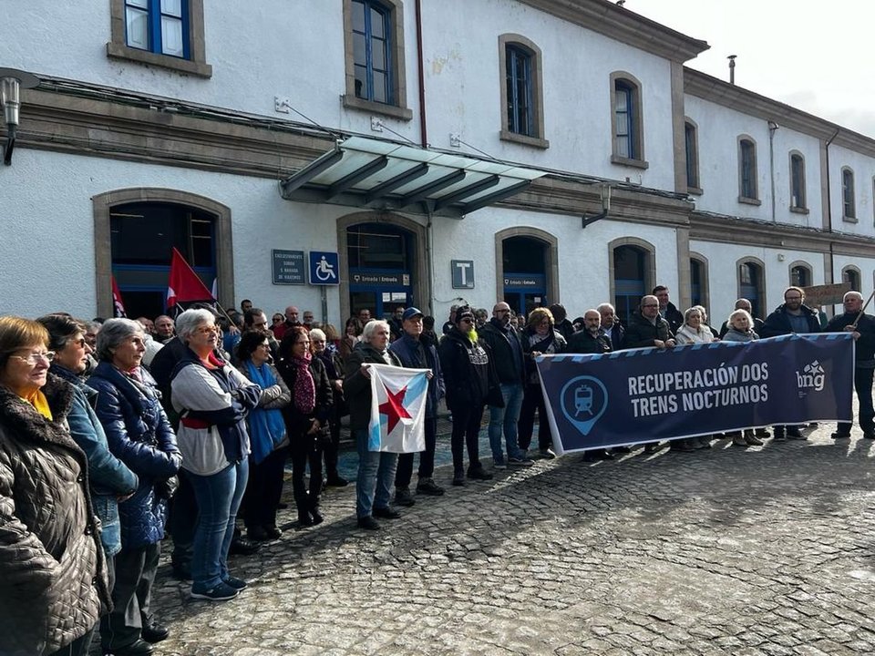 Protesta del BNG en la estación de tren de Monforte de Lemos