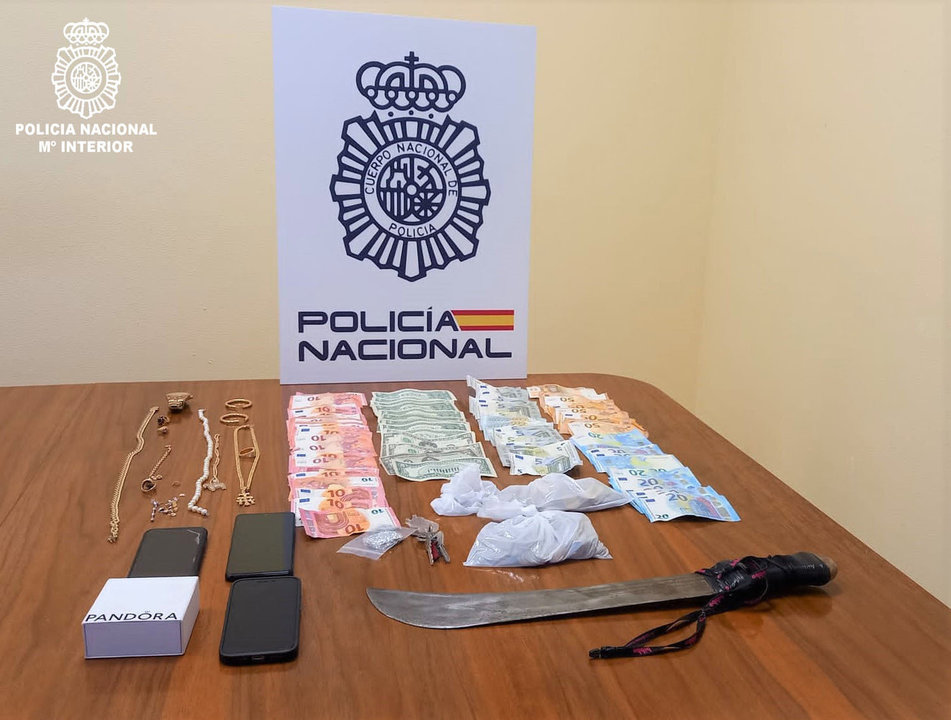 Efectos y estupefacientes incautados por la Policía Nacional en la operación de A Milagrosa.